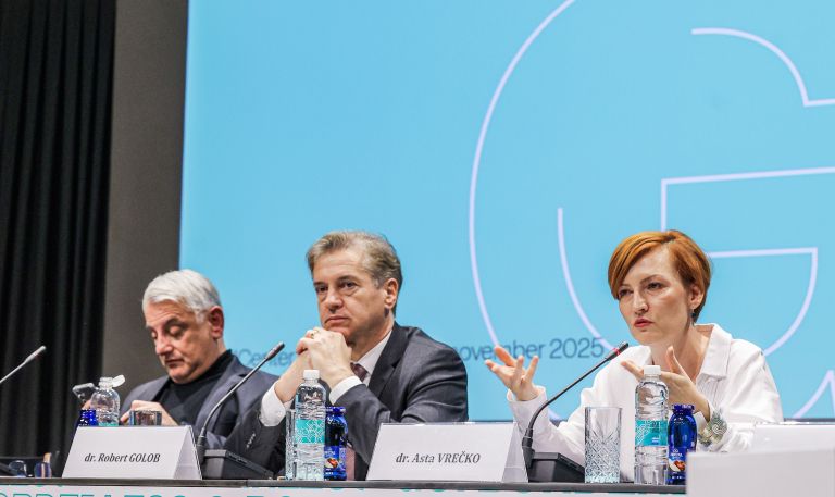 UV-han golob asta vrecko Daniel novakovic STA.jpg