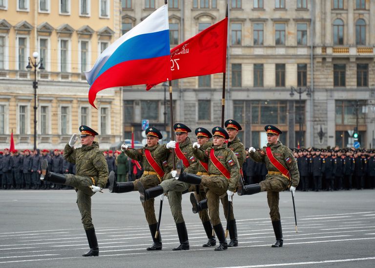 2 ruski vojaki parada pf.jpg