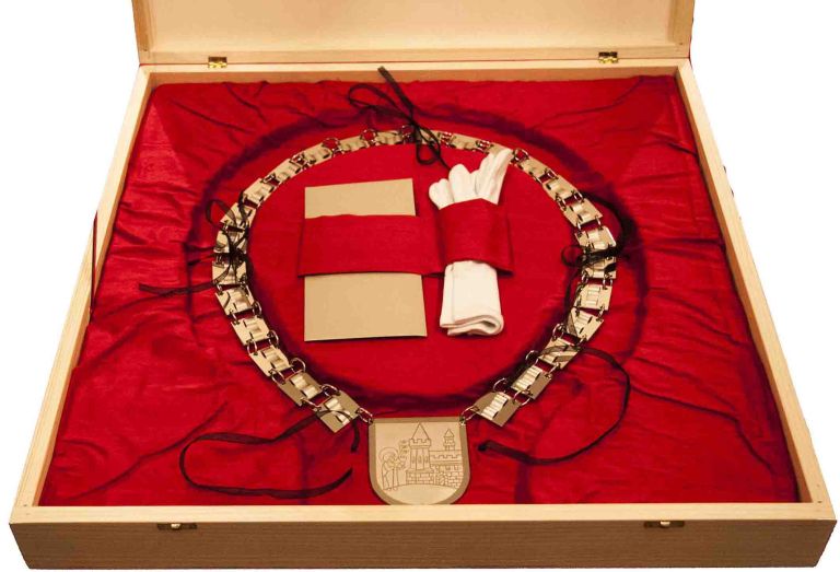 Škatla insignija2.jpg