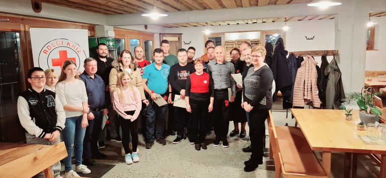 Slika Vsi prejemniki priznanj s podeljevalci in nastopajočimi.jpg