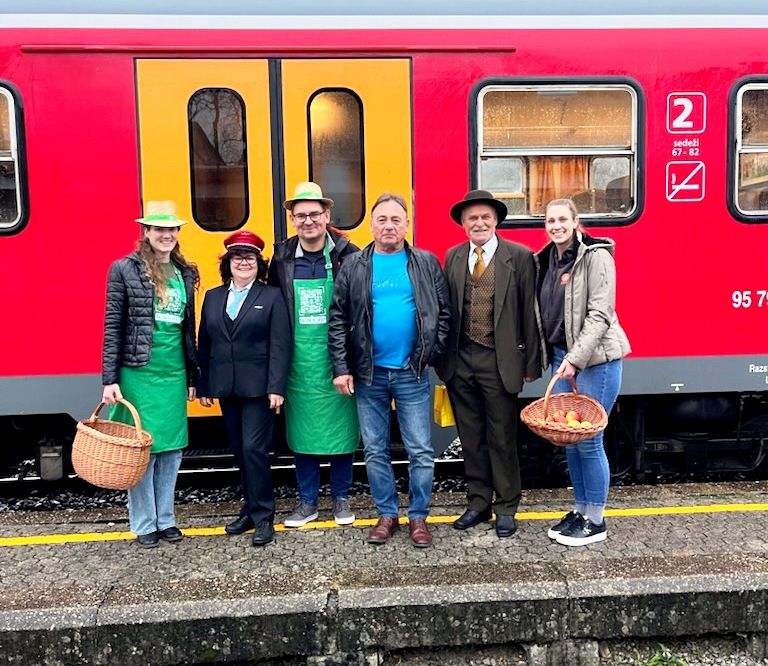 cebelarji, jabolka-in-med