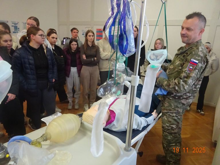 zdravstveniki-v-vojasnici, vojasnica-franca-ursica-novo-mesto