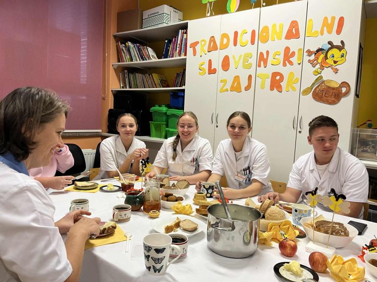 tradicionalni-slovenski-zajtrk-na-os-raka