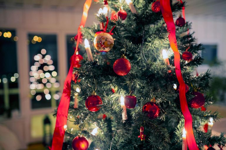 bozicno-drevo, praznicni-okraski