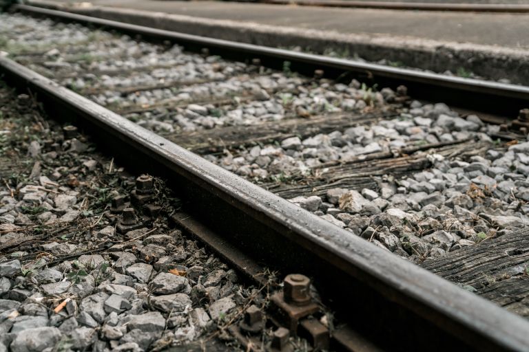 zelezniska proga tiri.jpg