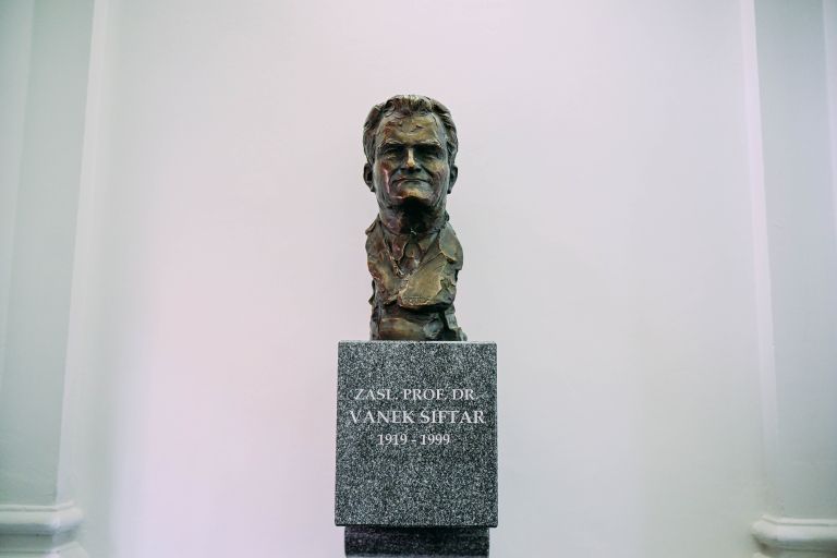 vanek-siftar, doprsni-kip, pravna-fakulteta-univerze-v-mariboru