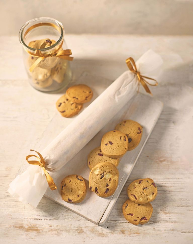 piskoti z belo cokolado in brusnicami.jpg