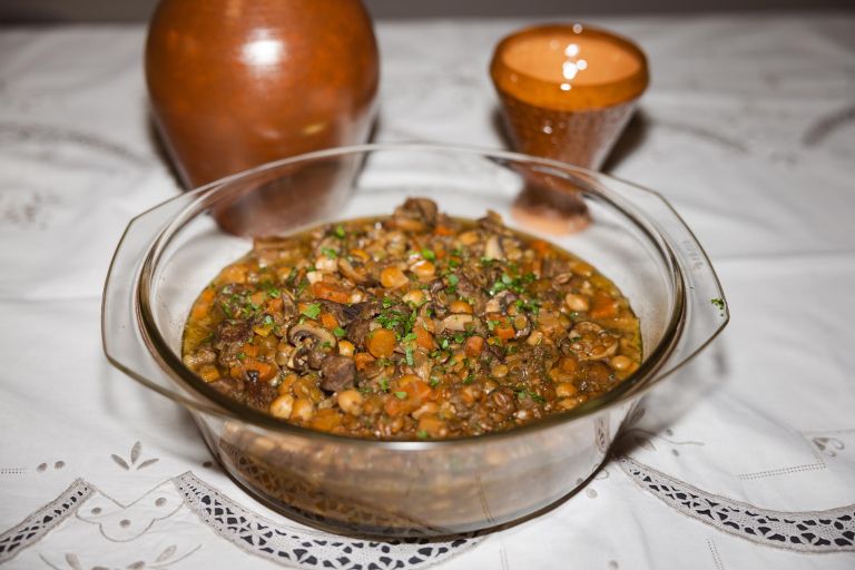 kuhinjaDivjačinska enolončnica s piro in lečo_FOTO ANA BOMBEK.jpg