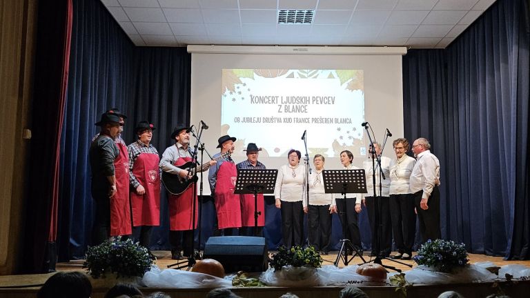 Blanški jurjevci in Ljudski pevci.jpg