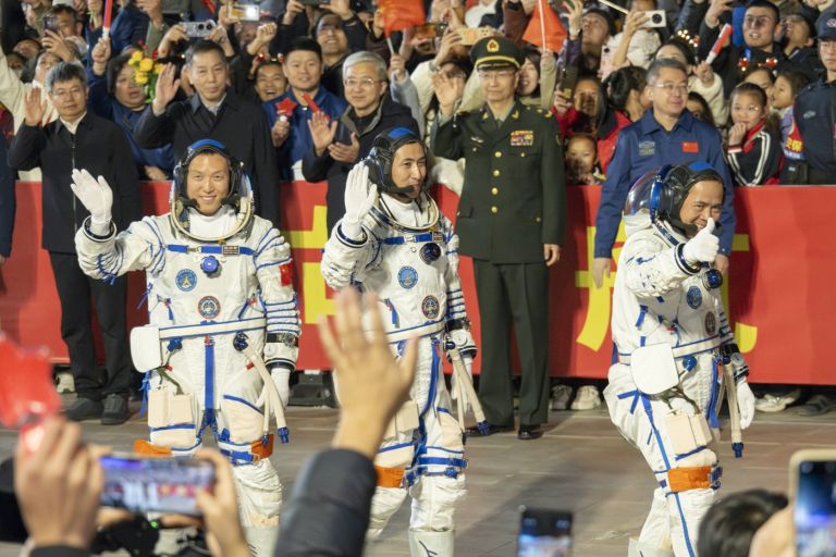 Astronavti kitajske vesoljske misije Shenzhou-21, Zhang Hongzhang, poveljnik Zhang Lu, in Wu Fei..jpg