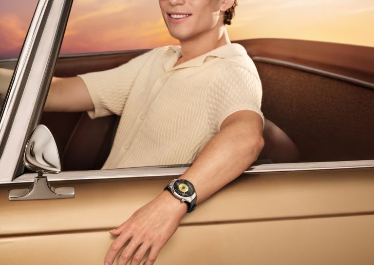 3_Watch GT 6 Pro Lifestyle_PR Large.jpeg