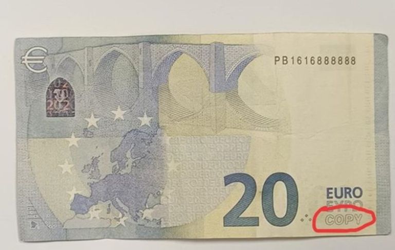 bankovec, filmski rekvizit.jpg