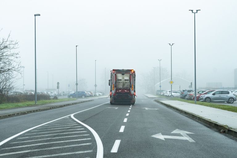 simbolična, pobiranje-smeti, tovornjak, tovorno-vozilo, saubermacher-komunala, smetarski, smeti