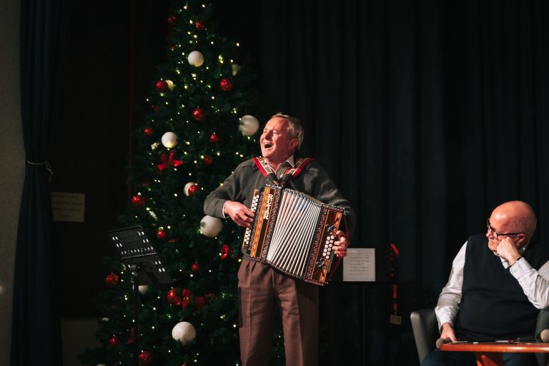 Prostovoljec v Hospicu ljudski godec Jože Stariha.jpg