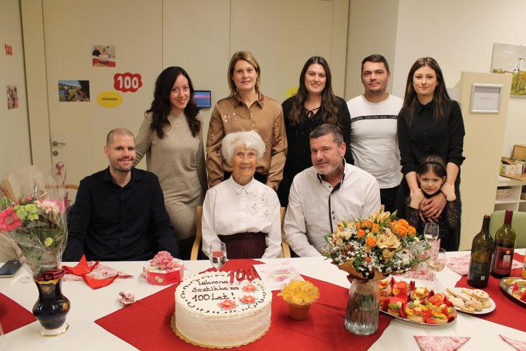 hb_praznovanje 100 let.JPG