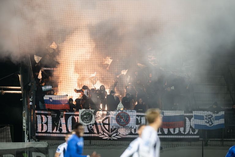 mura, nafta, gledalci