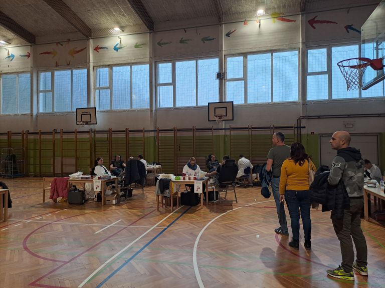 Krvodajalska akcija v telovadnici.