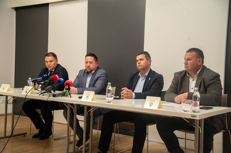 prekmurski-župani-konferneca-romska-sredstva, marko-virag, damjan-anželj, janez-magyar