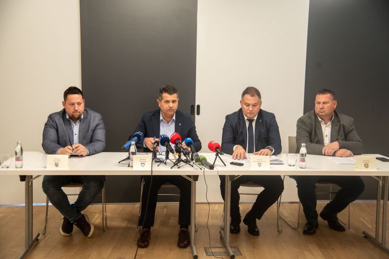 prekmurski-župani-konferneca-romska-sredstva, marko-virag, damjan-anželj, janez-magyar
