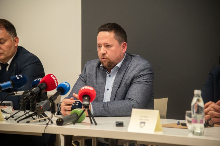 prekmurski-župani-konferneca-romska-sredstva, marko-virag, damjan-anželj, janez-magyar