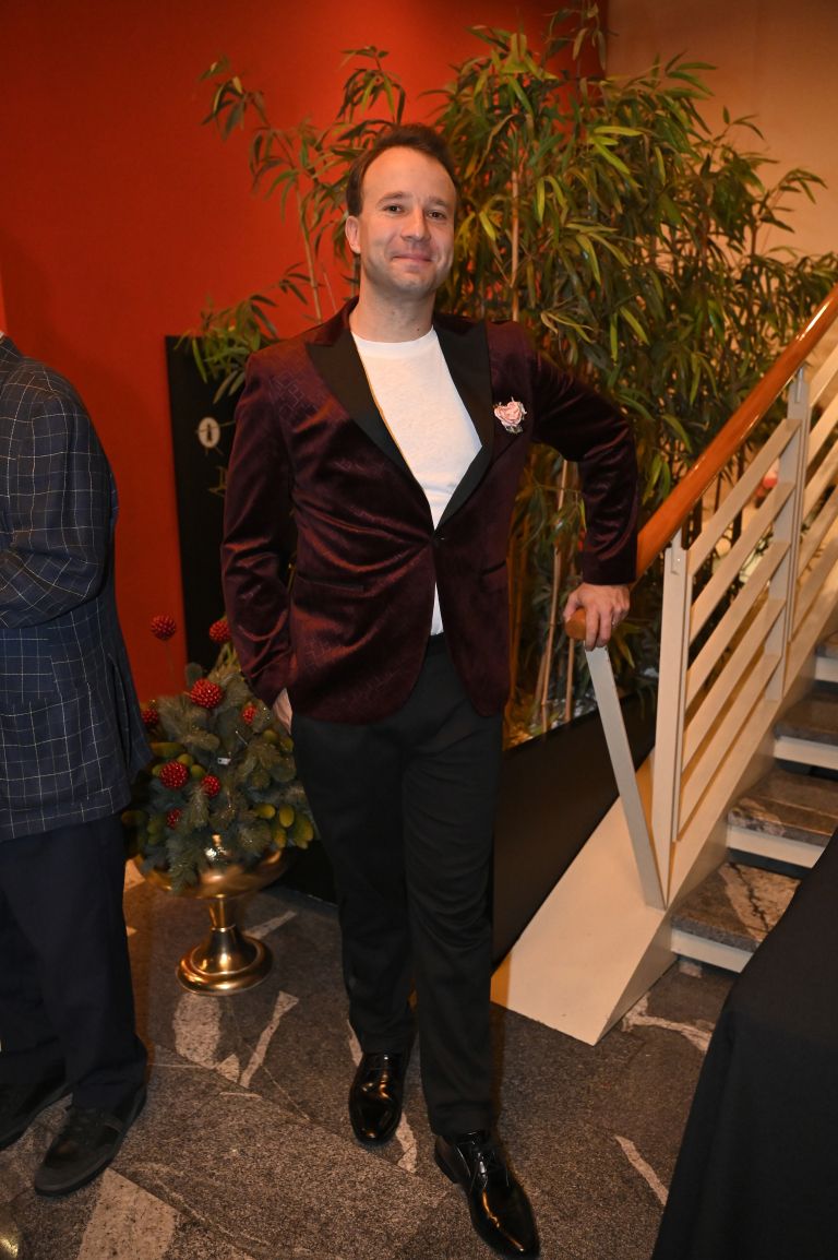 Veličastna, Nik Škrlec