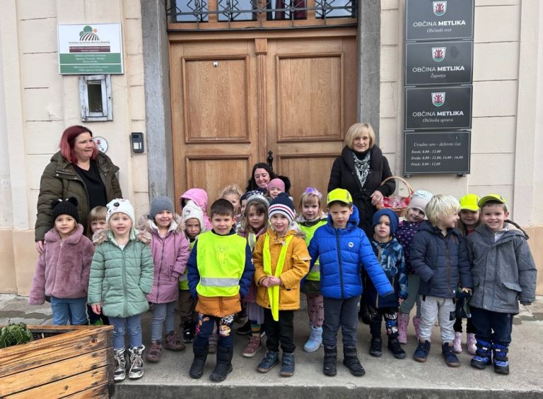 veseli-december, okrasitev, metlika, otroci