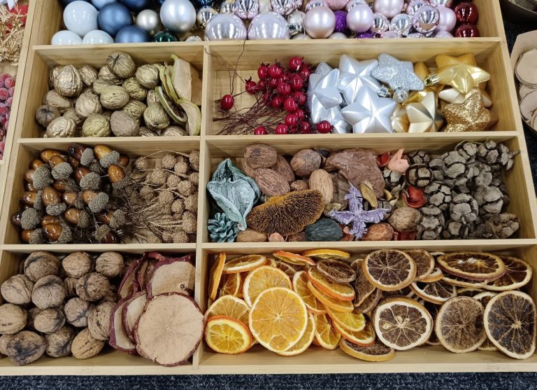 Prihajajoči adventni čas v dvorani brežiške knjižnice