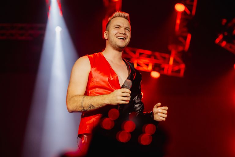 Luka Basi je požel navdušenje že na rdeči preprogi, kjer ga je čakala množica oboževalcev.