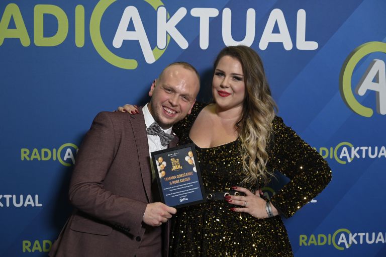 Vedno nasmejana, tudi po nastopu na odru Stožic – aktualovca Tamara Goričanec in Rudi Sieger