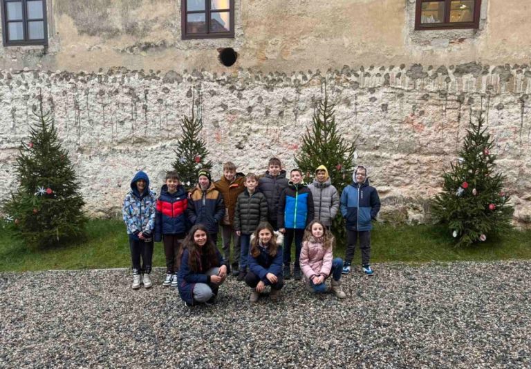 veseli-december, okrasitev, metlika, otroci