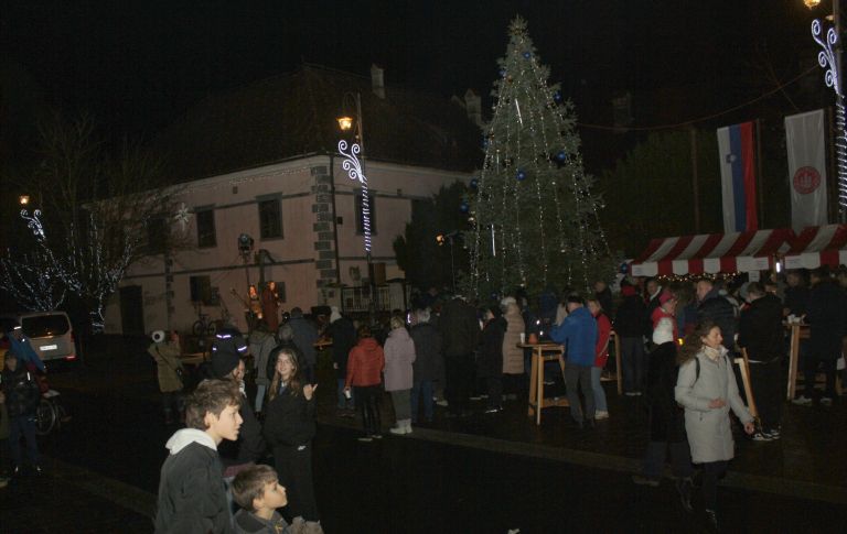 decembrski-prizig-luck-v-kostanjevici-na-krki, veseli-december