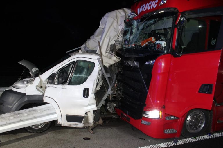 prometna-nesreca, pozar, nalet, gasilci