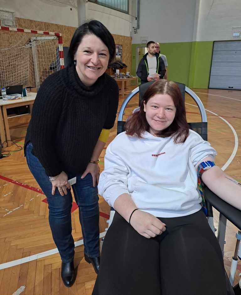 Mama in hči na krvodajalski akciji.