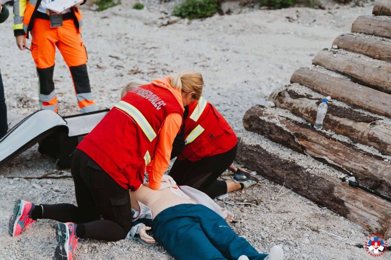 Društvo prvih posredovalcev-6.jpg