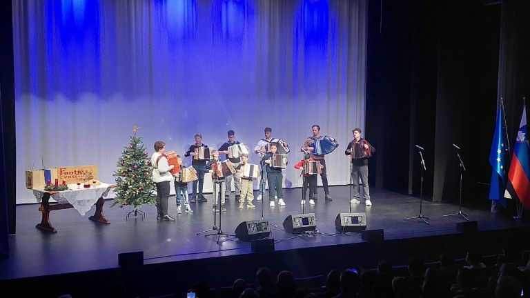 miklavzev-koncert, skocjan, ljudski-pevci, fantje-z-vasi