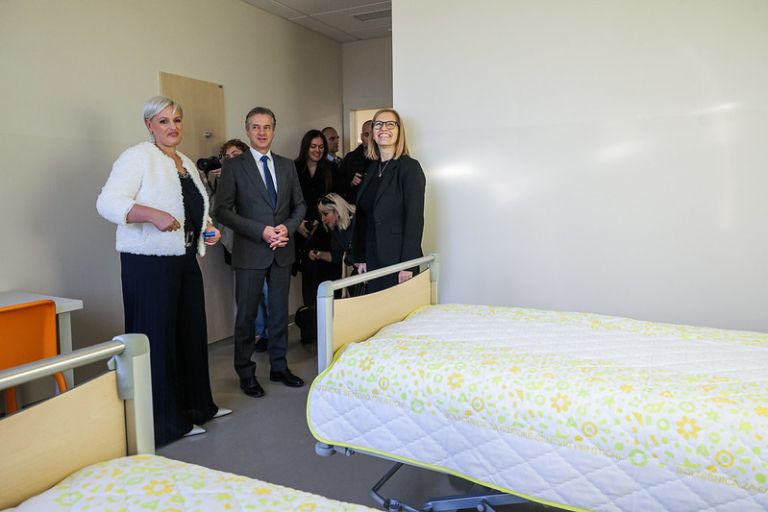 hisa-mavrice, bolnisnica-za-otroke