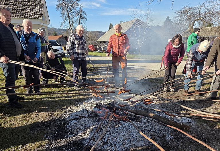 E.Pavlič ogenj, klobase in mi1.jpg