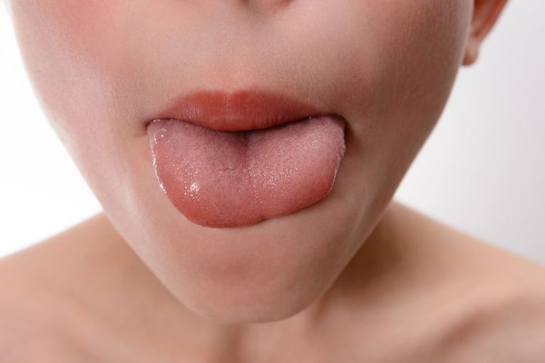 JEZIK, LIZANJE USTNIC