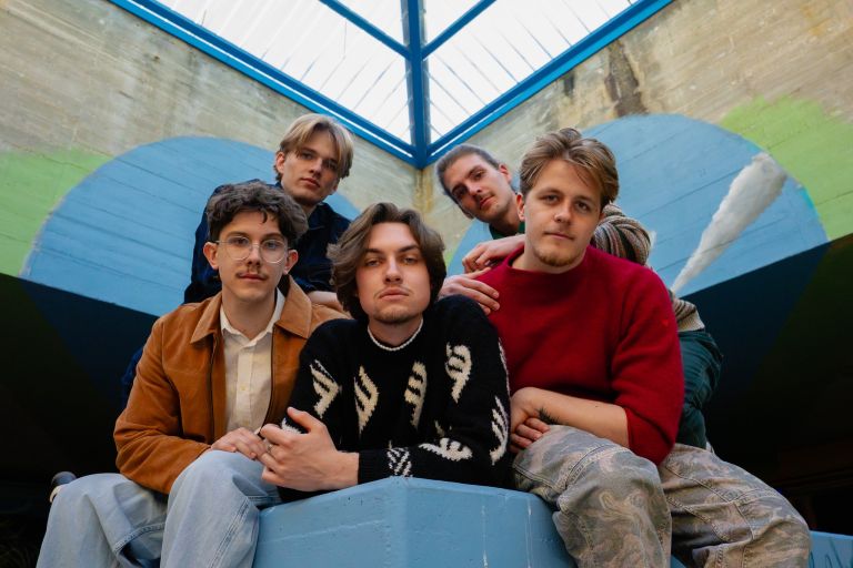 »Šiške se res veselimo in smo že v polnem teku s pripravami. Koncert bo precej drugačen od naših standardnih nastopov. Za zdaj še ne želimo izdati preveč, lahko pa povemo, da pripravljamo nekaj prav posebnega, kar bo obiskovalce zagotovo presenetilo.«