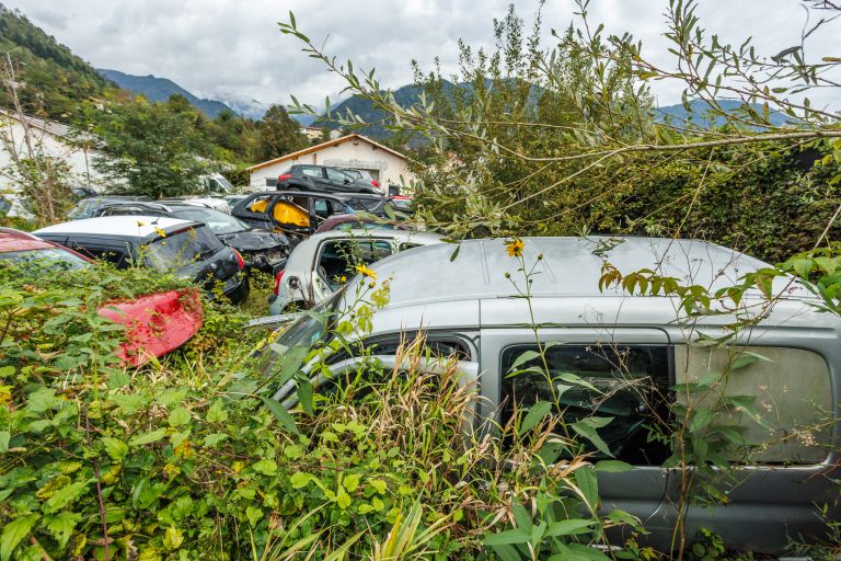 neprijavljeno-odlagalisce, avtomobili, zapusceni, ostro, avtogrob