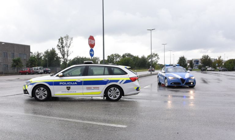 italijanska in slovenska policija.JPG