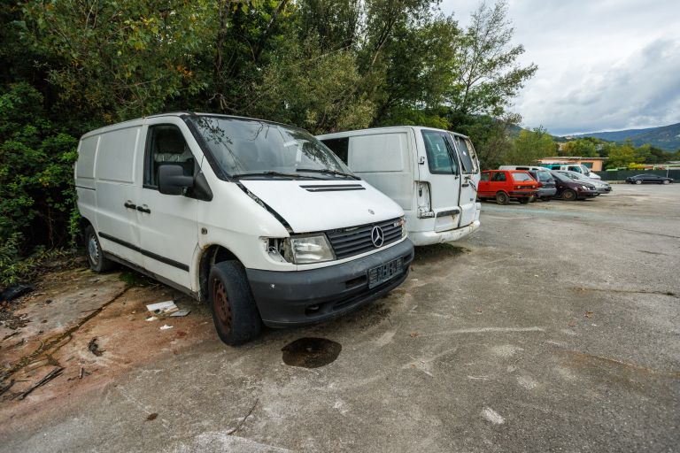 neprijavljeno-odlagalisce, avtomobili, zapusceni, ostro, avtogrob