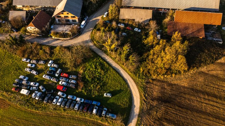 neprijavljeno-odlagalisce, avtomobili, zapusceni, ostro, avtogrob