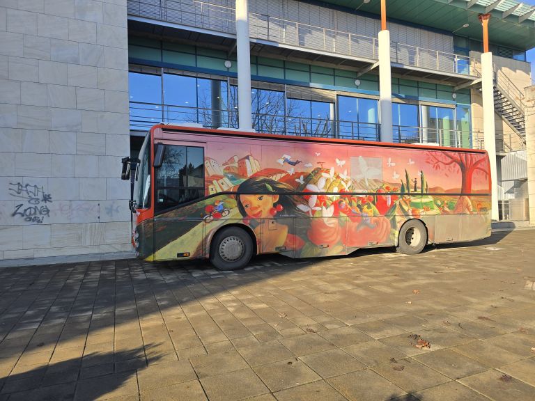 bibliobus-potujoca-knjiznica-na-kolesih
