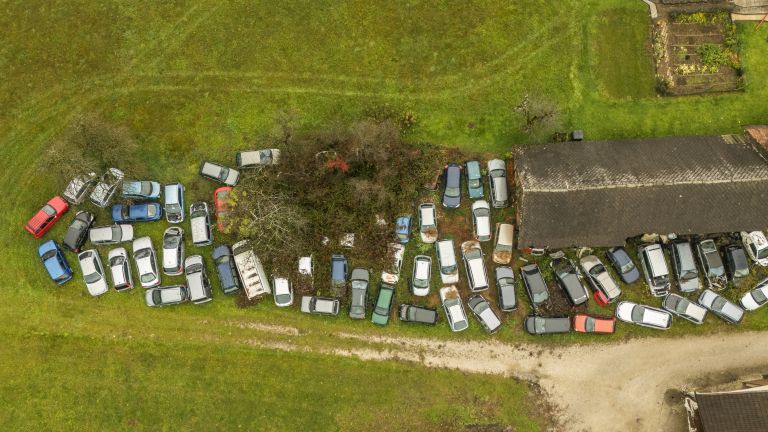 neprijavljeno-odlagalisce, avtomobili, zapusceni, ostro, avtogrob