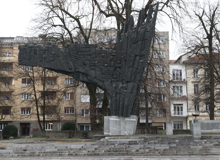 spomenik revolucije-pl.jpg