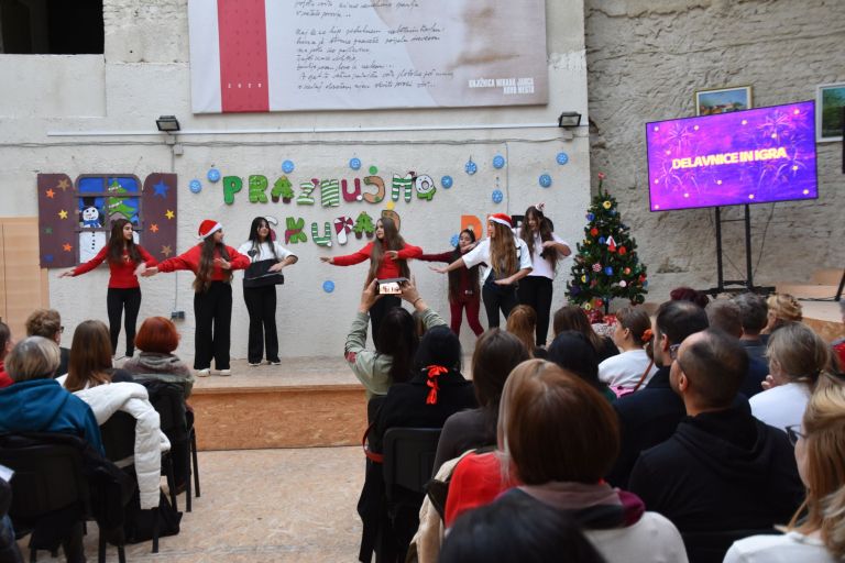 Med drugimi so navdušila dekleta iz Brezja.jpg