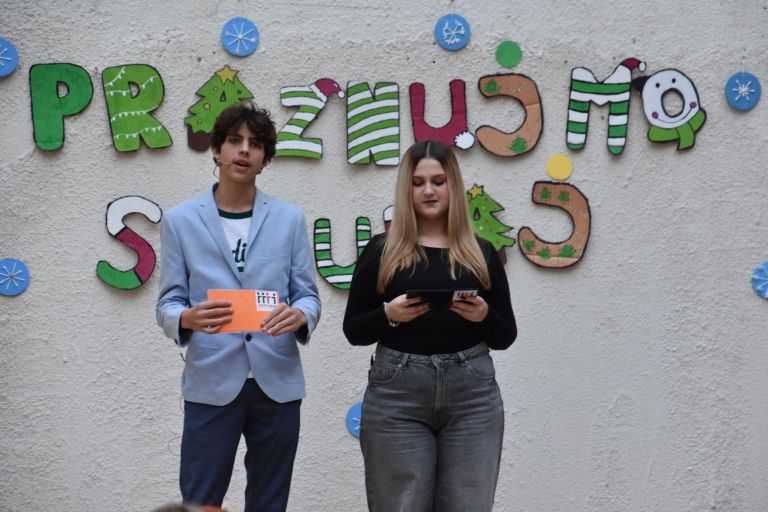 Prireditev sta suvereno povezovala Platon in Selma.jpg