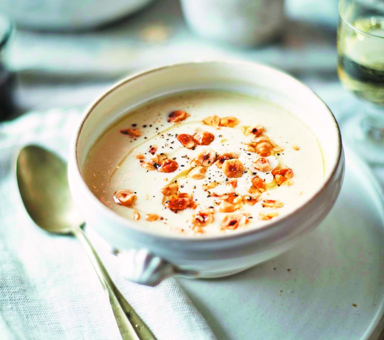 Zelenina juha z lešniki