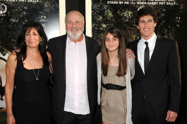 Družina Reiner. Od leve proti desni: Michele Singer Reines, Rob Reiner, hčerka Roby Reiner in sin Ni